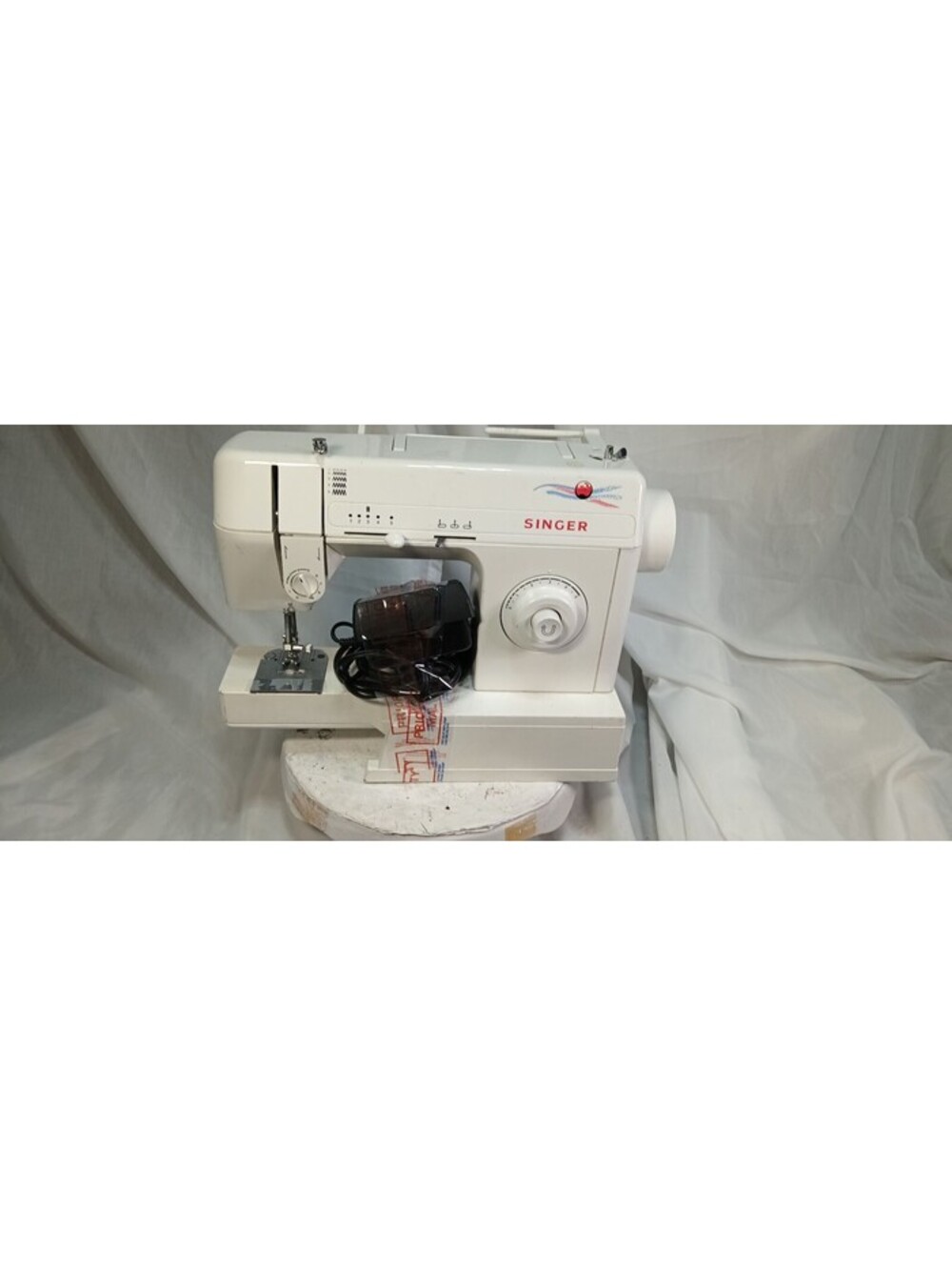 Singer 2517C White Portable Electric Sewing Machine w/ Pedal